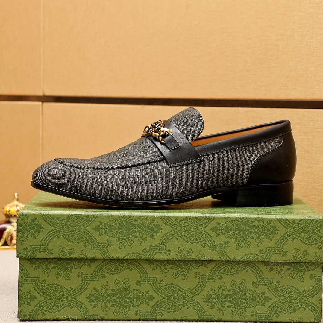 Men's shoes 💰462 💐 Product trademark: GUCCI "Gucci" casual leather shoes Regular size: 38-44 (45.46.47🉑️Customized) Product materials: Selected imported first-layer fabric upper + luxury hardware buckle, imported cowhide leather lining. Strong three-dimensional visual effect, original outsole Color: 3⃣️colors available